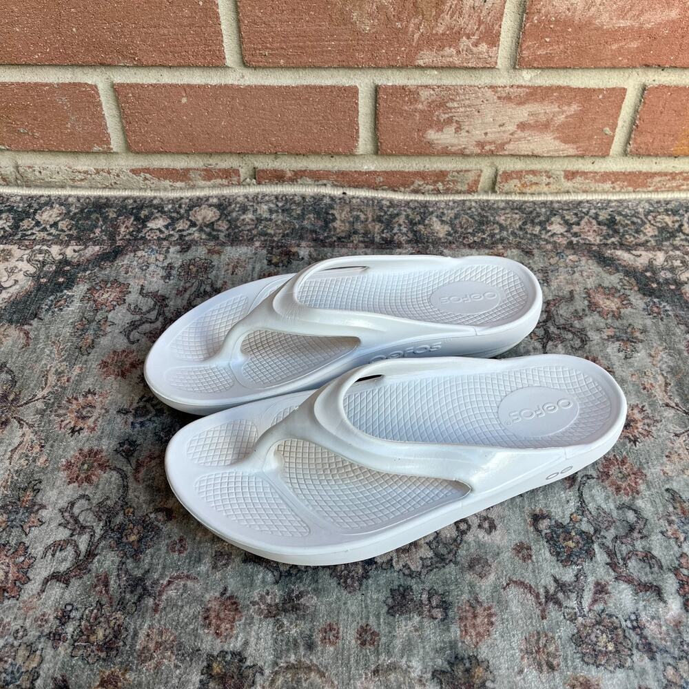 OOFOS OOlala Recovery Sandals / Women US 8 EU 39 / White Thong Flip Flops